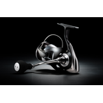 Daiwa LEXA LT ritė su pritvirtinta valą demonstruojanti veikimą